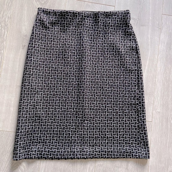 Black Pattern Stretchy Skirt - Picture 1 of 3